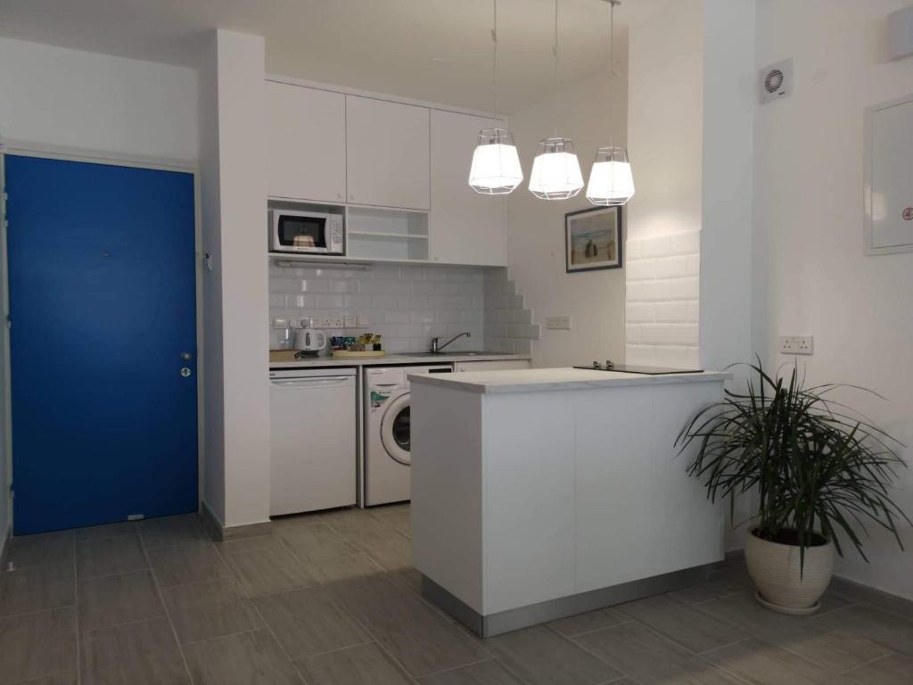 Ларнака: Luxury Penthouse 1BR-Seafront-Seasonal Pool-Central