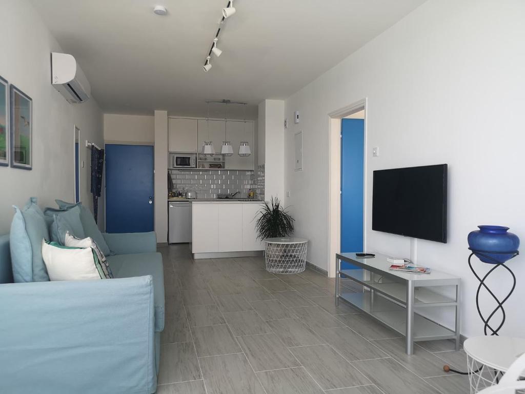 Ларнака: Luxury Penthouse 1BR-Seafront-Seasonal Pool-Central