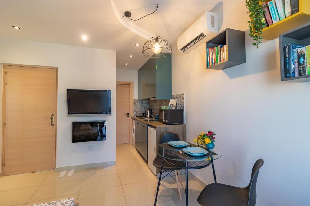 Пафос: Light House - Seafront Cosy Studio with Library