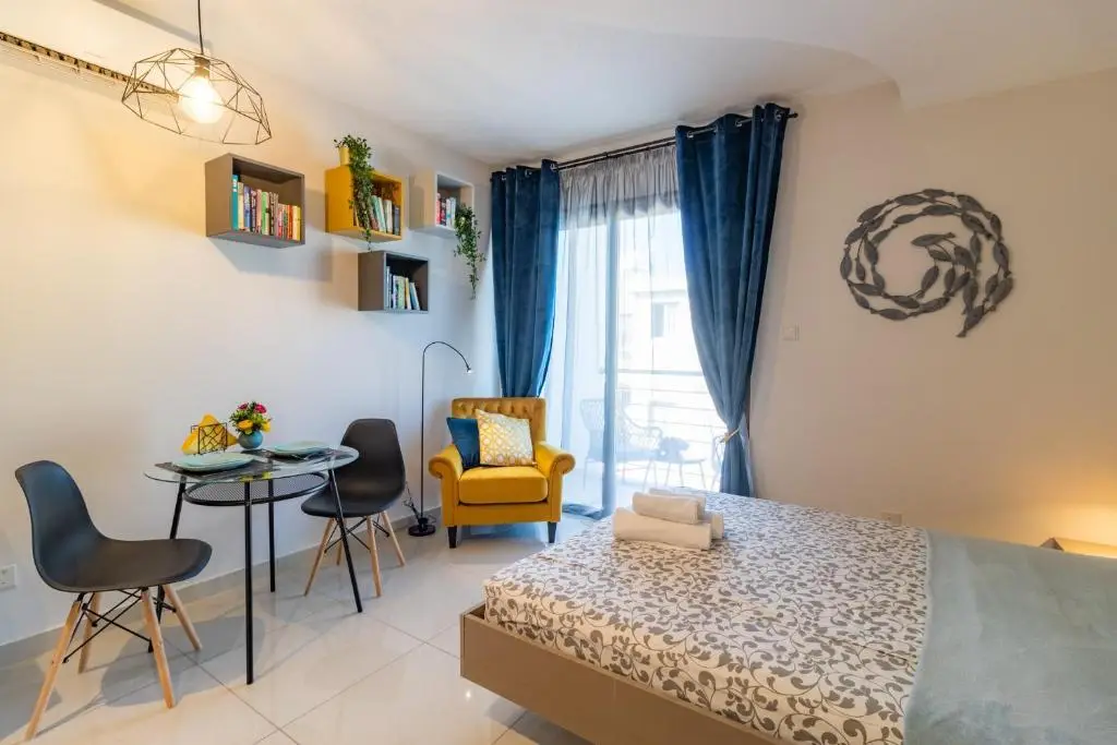 Пафос: Light House - Seafront Cosy Studio with Library