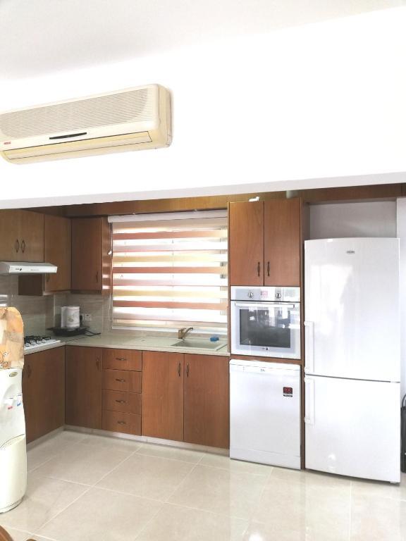 Перволия: Demetris apartment