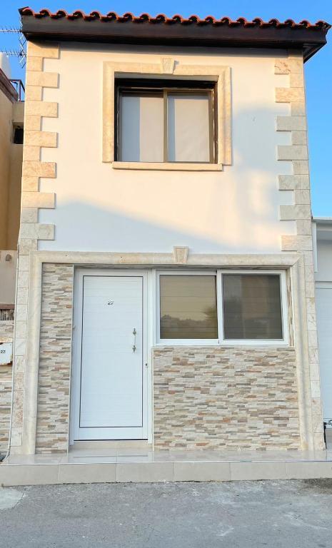 Перволия: Demetris apartment