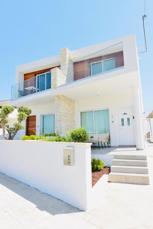 Хлорака: Melanos Residence 2 bdrm townhouse with private pool