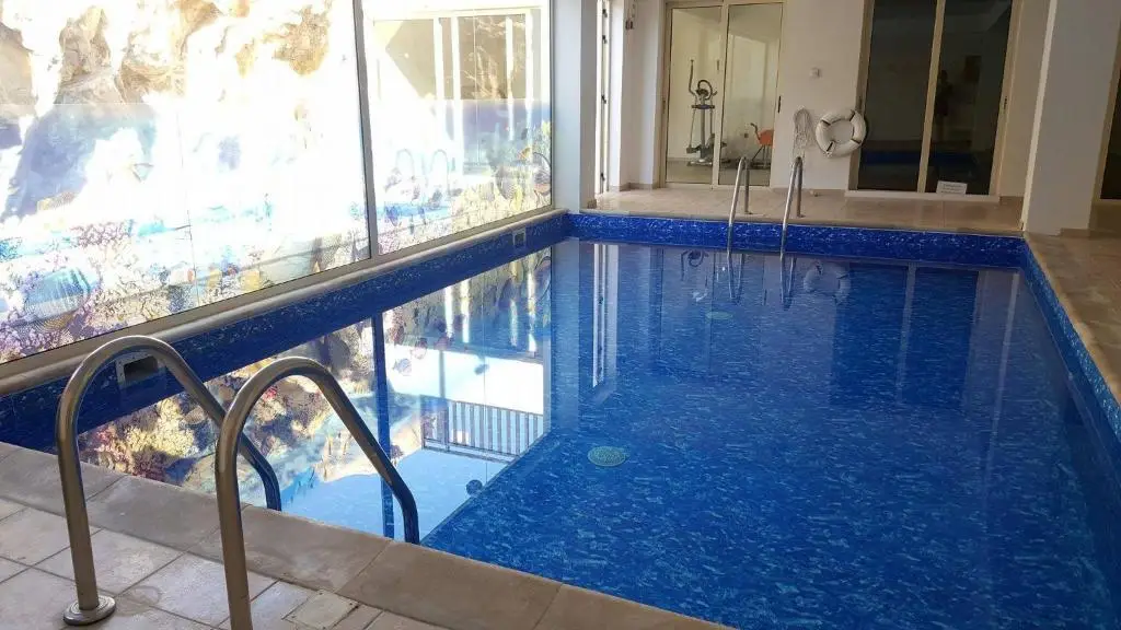 Пейя: Stunning apartment C106 with balcony looking over pool