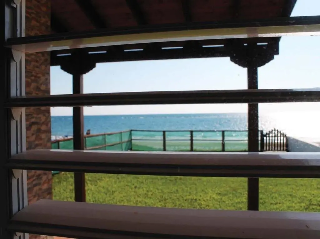 Перволия: Panorama Beach House, 5 meters to the sea