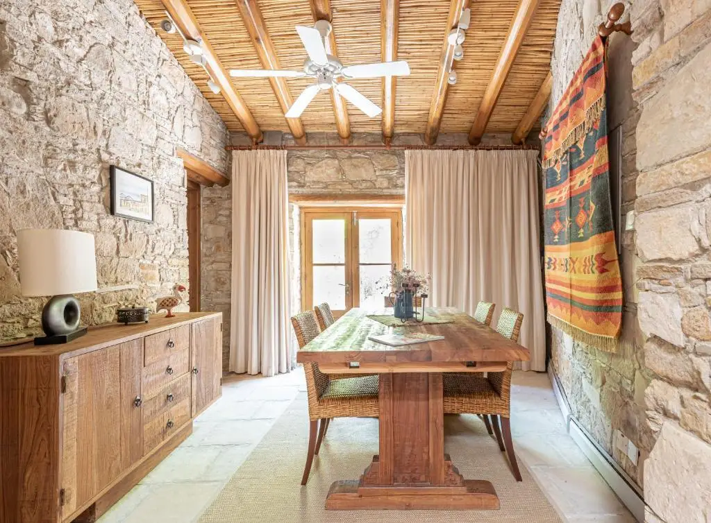 Точни: The Carob Tree Villa - 3 BR Rustic Luxury Home