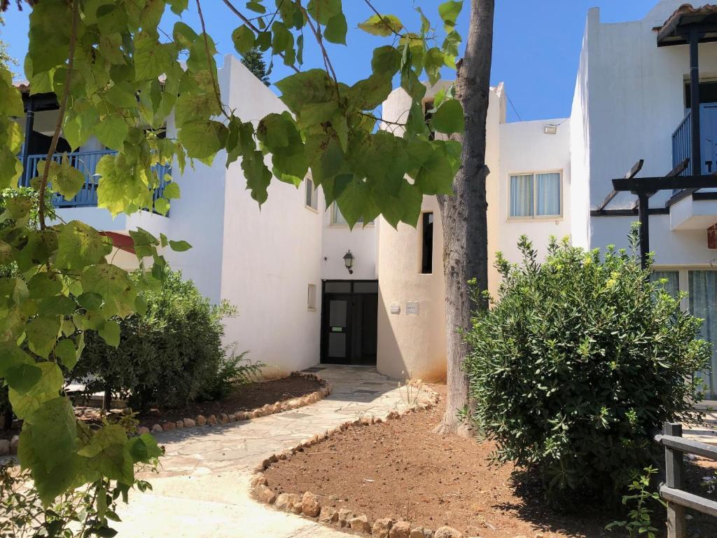 Modern studio apartment in Paphos Gardens Resort — фото 1