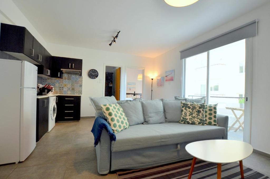 Ларнака: Kave Blue Mackenzie 1 Bdr Flat with Pool