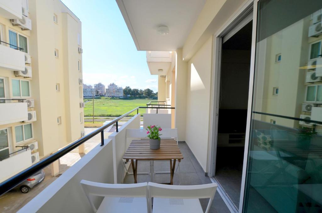Ларнака: Kave Blue Mackenzie 1 Bdr Flat with Pool
