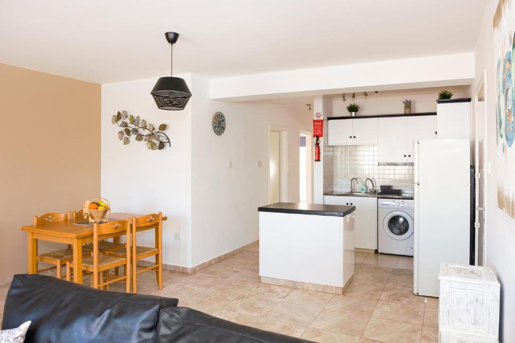 Паралимни: SOFIA APARTMENT 700m away from the beach