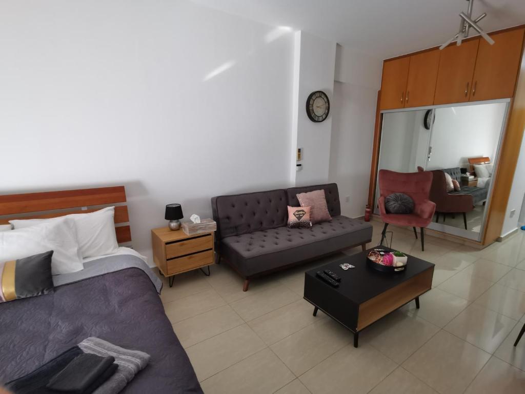 Гермасойя: Flat111-Adults Only