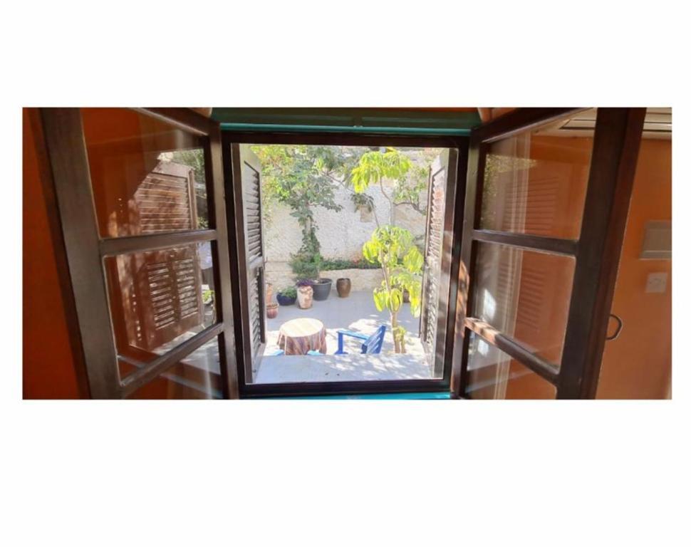 Гермасойя: Lovely 1-bedroom rental with ensuite and parking.