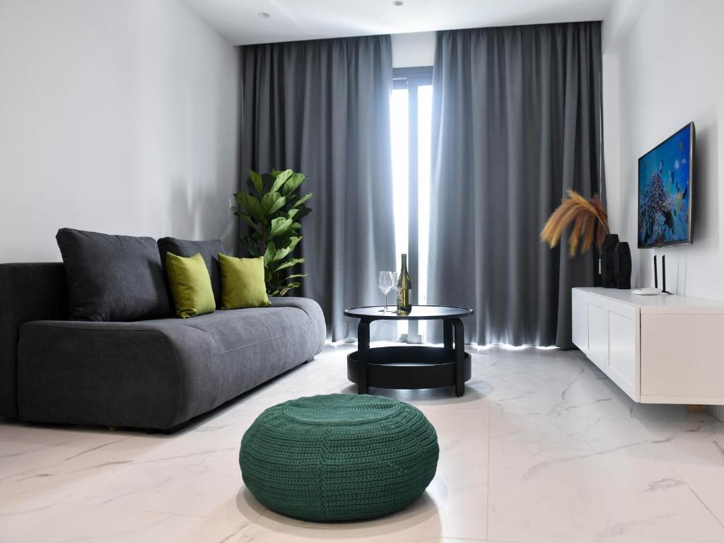 Пафос: The Room, Suite 15, Leda Gardens