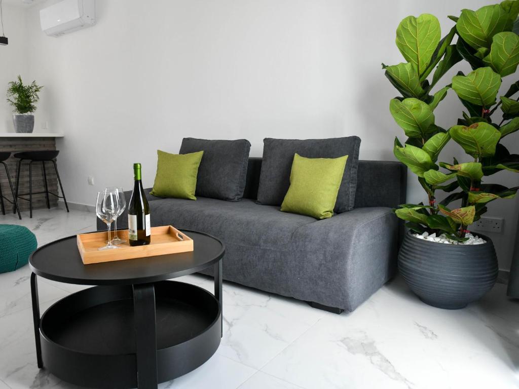 Пафос: The Room, Suite 15, Leda Gardens