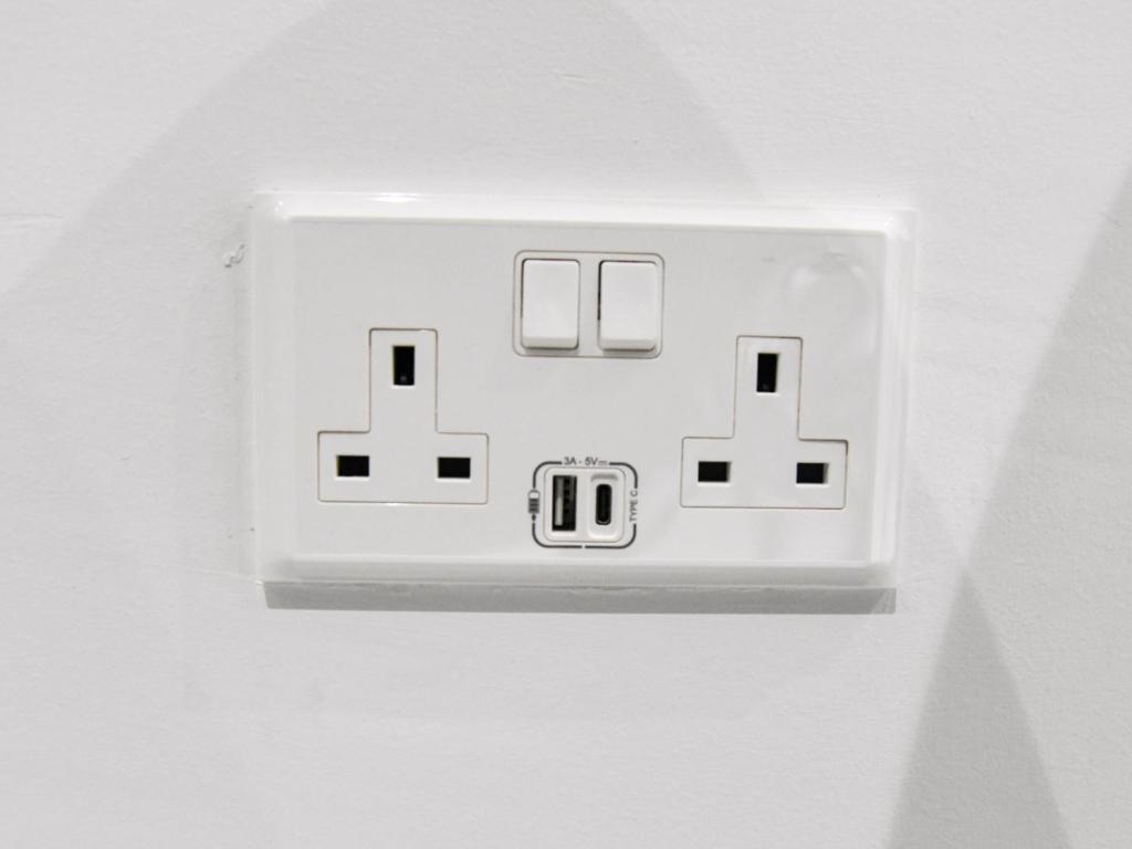 Пафос: The Room, Suite 15, Leda Gardens