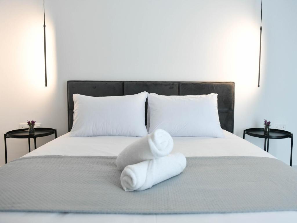 Пафос: The Room, Suite 15, Leda Gardens