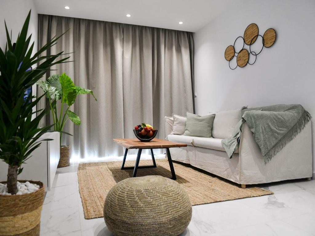 Пафос: The Room, Suite 14, Leda Gardens