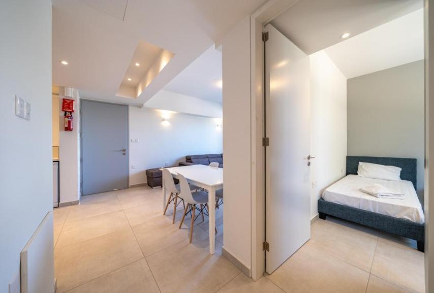 Паралимни: Mythicals Ground floor with garden 2 bed apartment