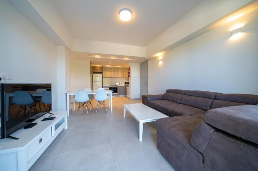 Паралимни: Mythicals Ground floor with garden 2 bed apartment