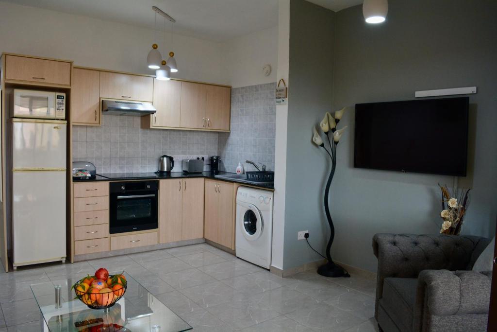 Пафос: Queens Gardens - Kato Paphos - next to Kings Ave Mall --- by Yiota