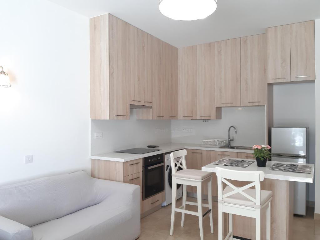 Агиос Тихонас: Sun sea B102 apartment by the beach