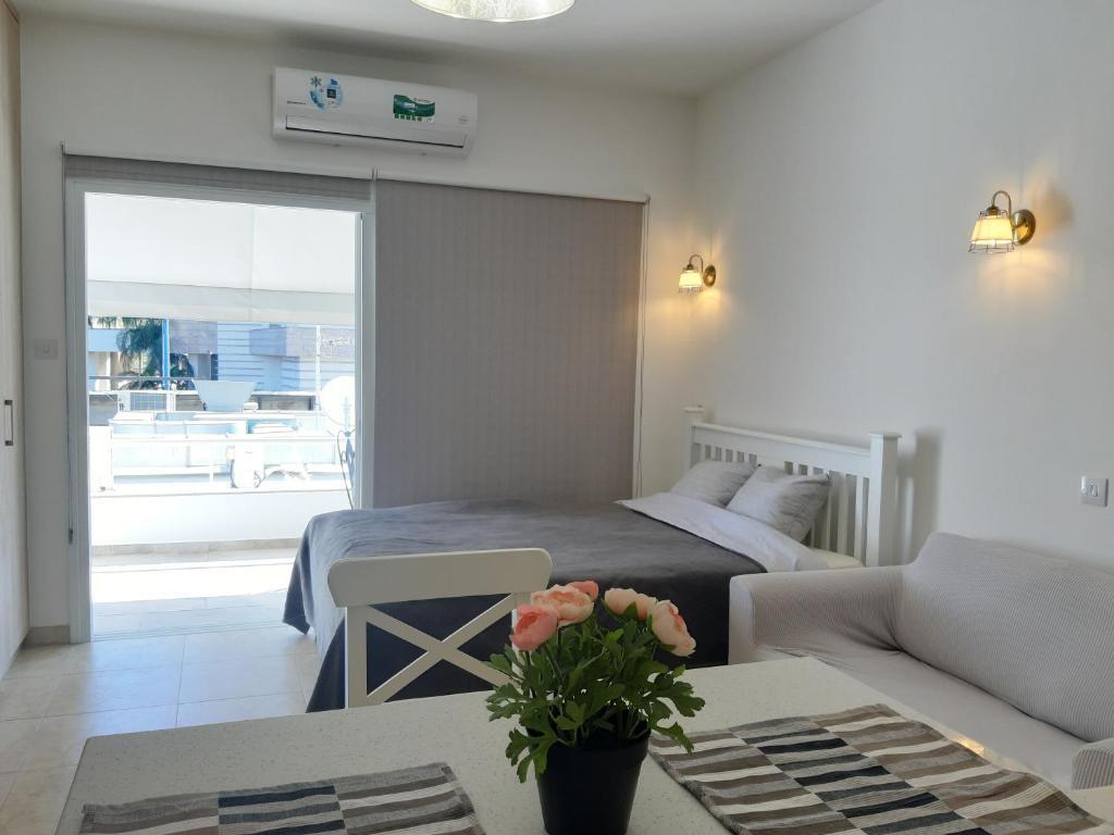 Агиос Тихонас: Sun sea B102 apartment by the beach