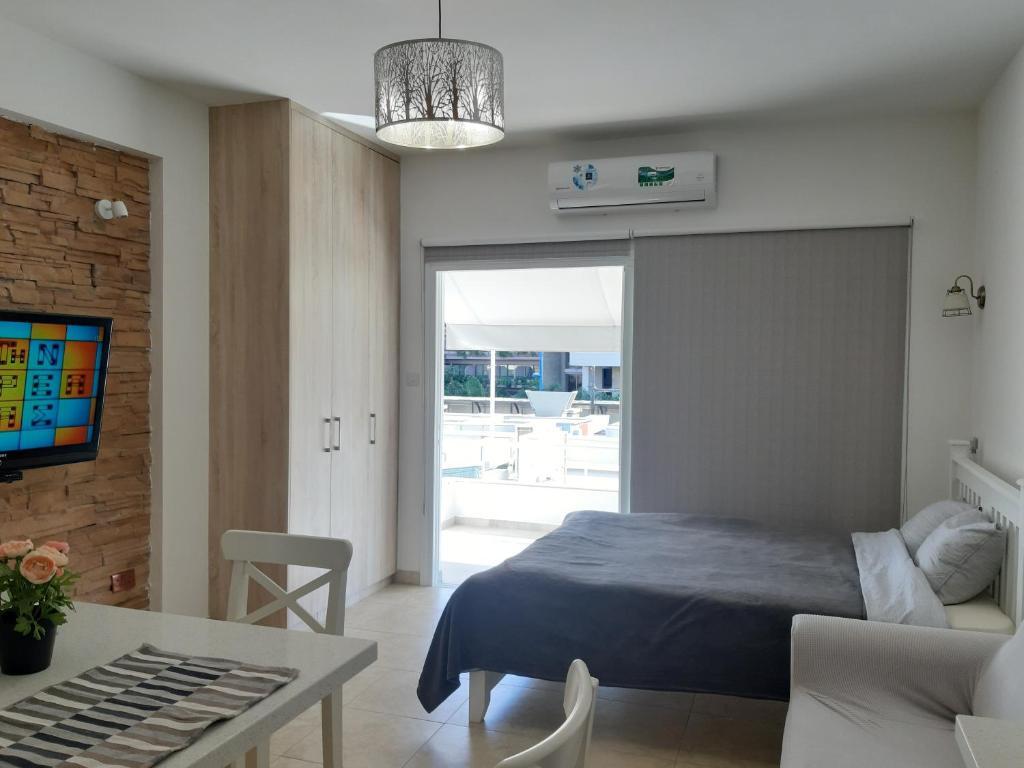 Агиос Тихонас: Sun sea B102 apartment by the beach