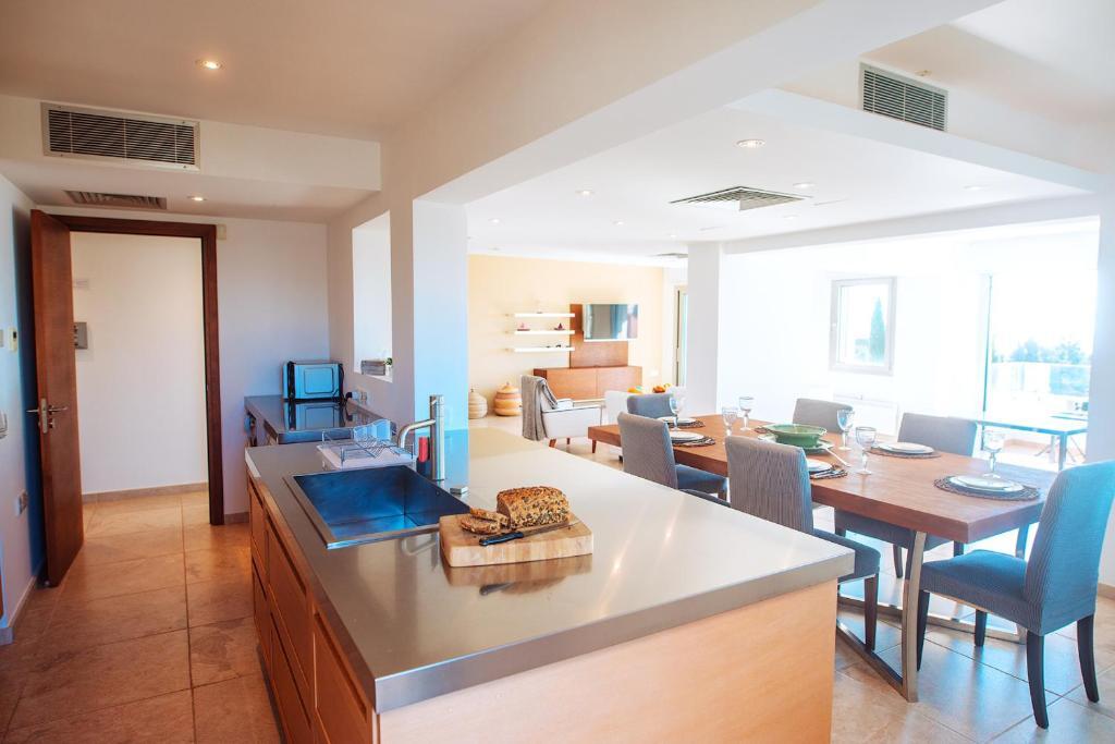 Лимассол: Amathus suite with sea view