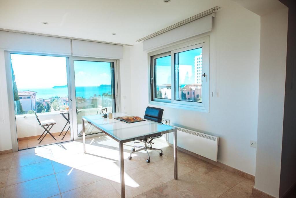 Лимассол: Amathus suite with sea view