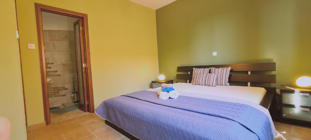 Пафос: STAY Elegance 3BR Apt
