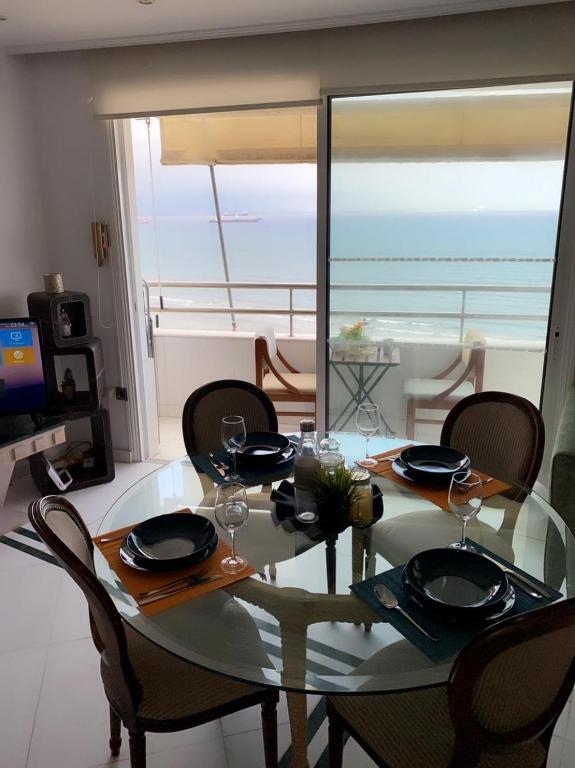 Ларнака: Larnaca Room, 50m to the Finikoudes beach