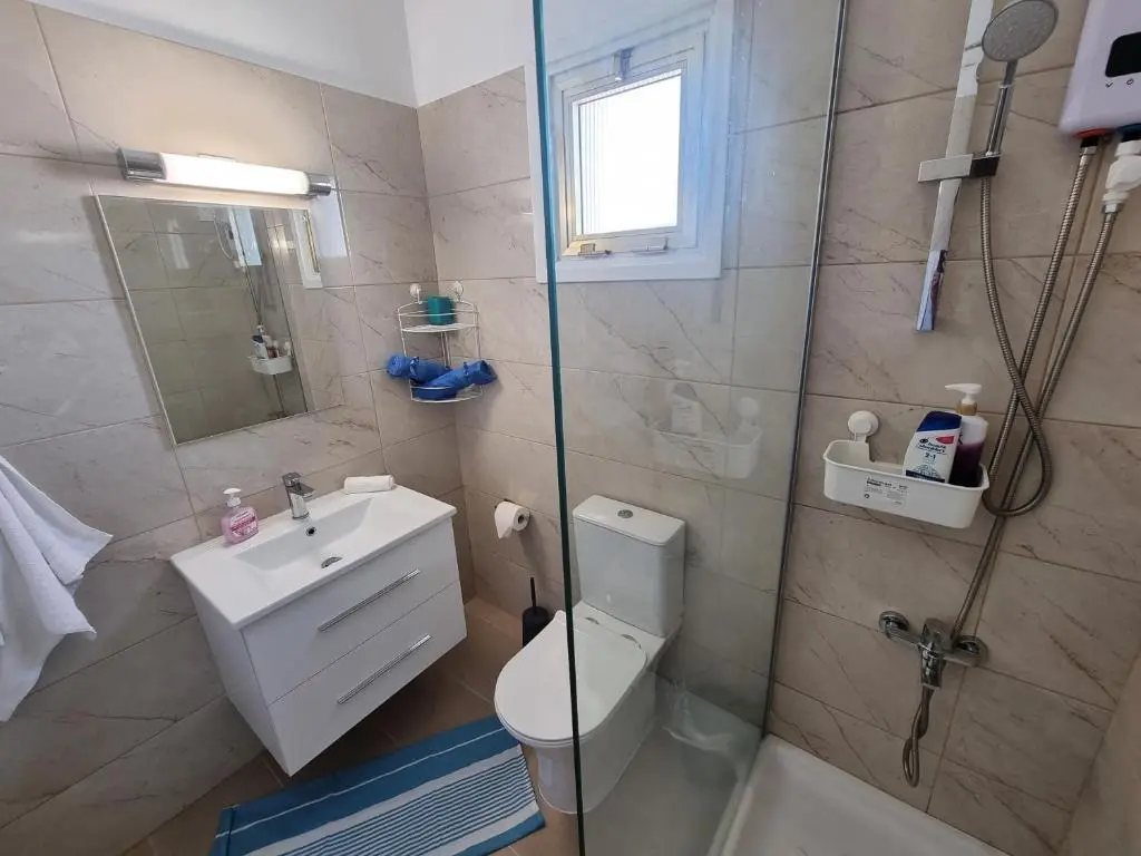 Лимассол: Super Modern Beachfront 1 bedroom - sleeps 4
