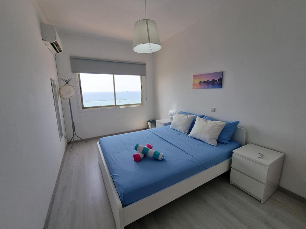 Лимассол: Super Modern Beachfront 1 bedroom - sleeps 4