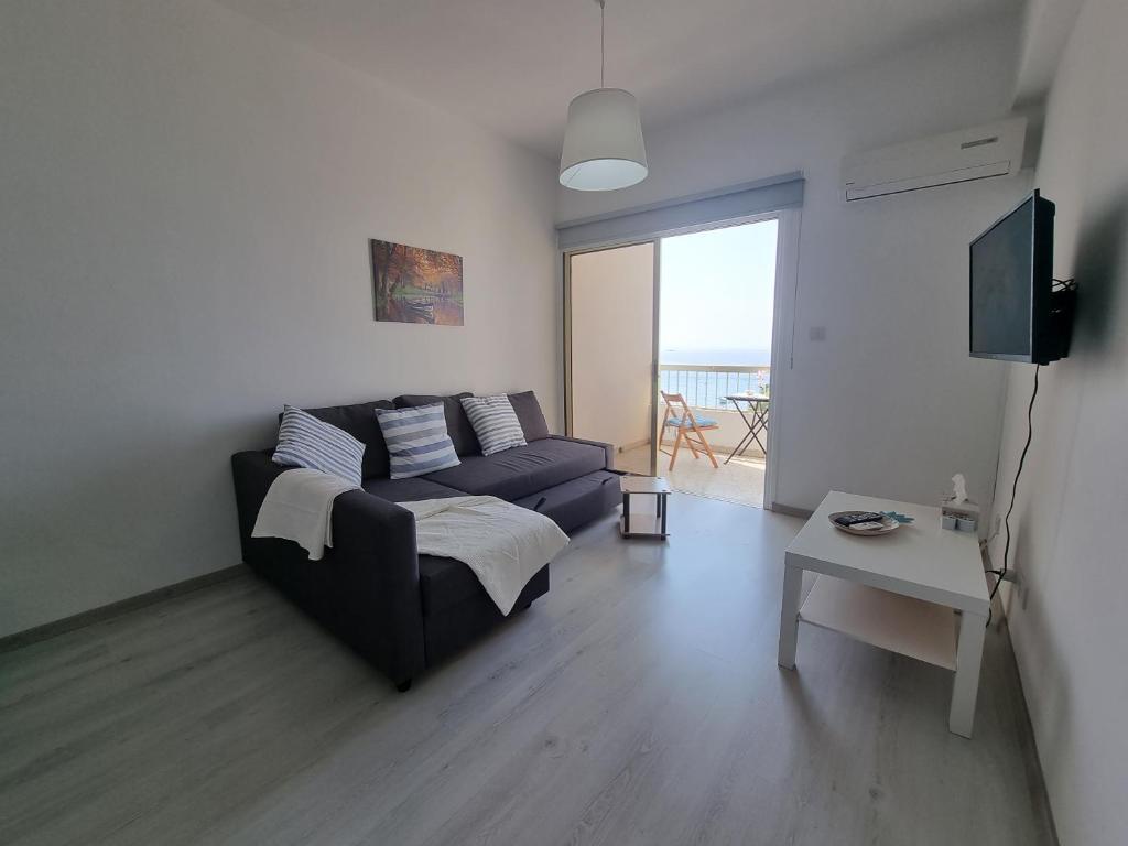 Лимассол: Super Modern Beachfront 1 bedroom - sleeps 4