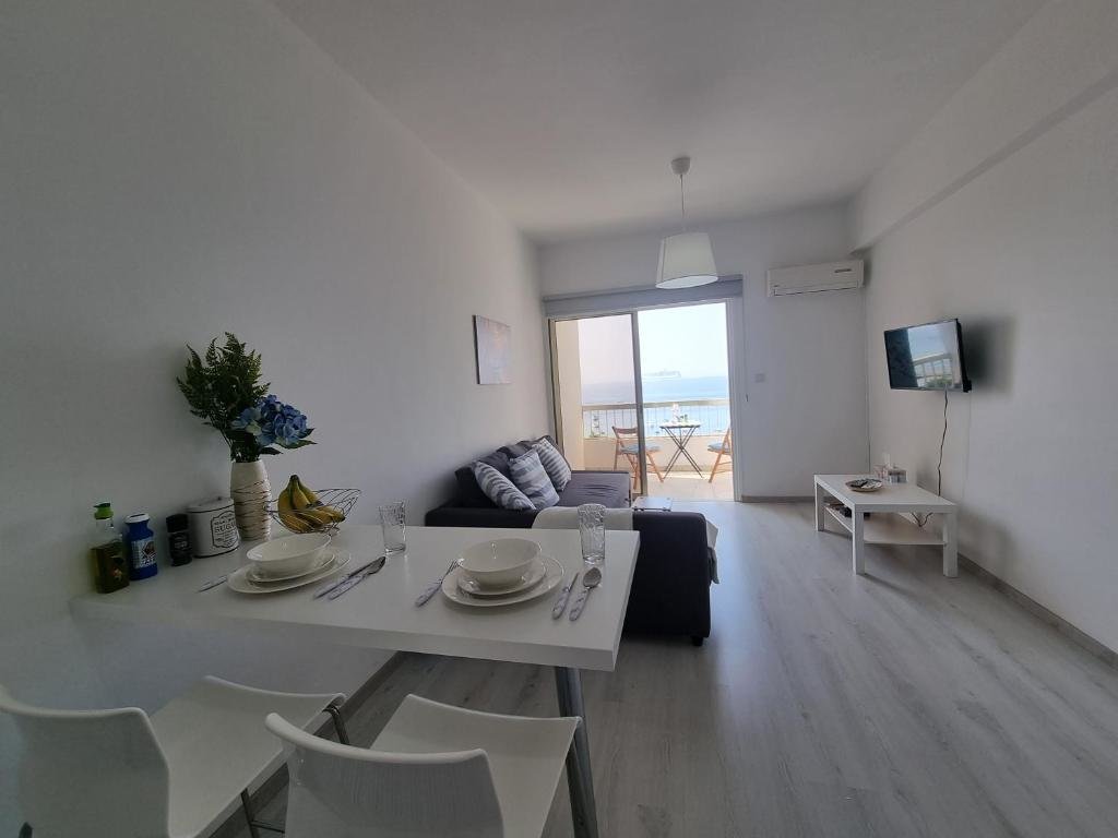 Лимассол: Super Modern Beachfront 1 bedroom - sleeps 4