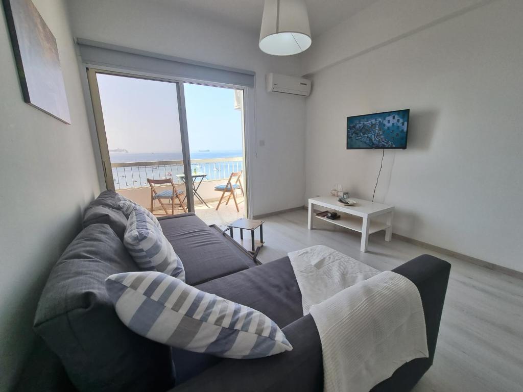 Лимассол: Super Modern Beachfront 1 bedroom - sleeps 4