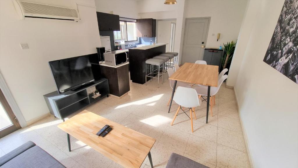 Ларнака: Cozy Beach Apt / 100 MBit+ Netflix / Near Airport