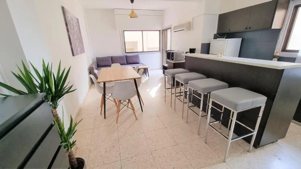Ларнака: Cozy Beach Apt / 100 MBit+ Netflix / Near Airport