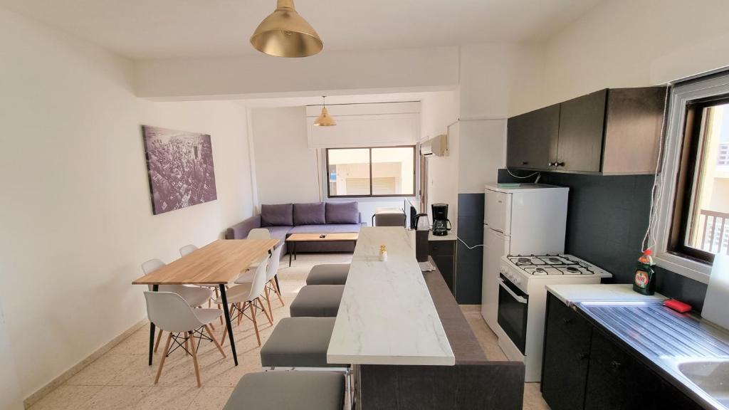 Ларнака: Cozy Beach Apt / 100 MBit+ Netflix / Near Airport
