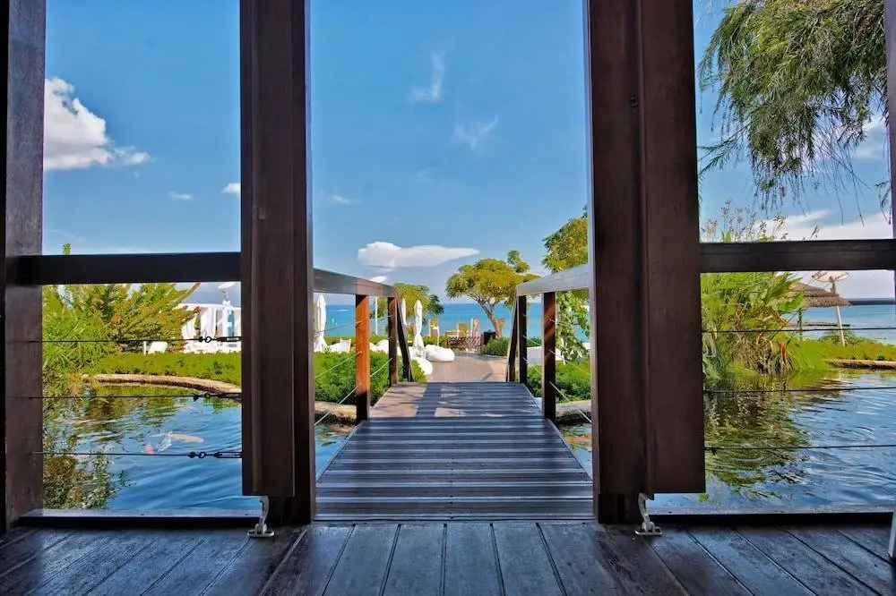 Какопетрия: Capo Bay Hotel