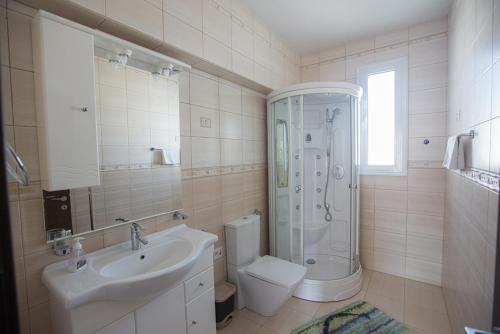 Протарас: Beautiful 5 Star Holiday Villa in a Prime Location in Protaras, Book Early To Secure Your Dates, Protaras Villa 1269