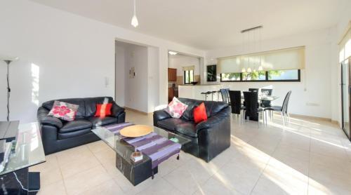 Протарас: Imagine Your Family Renting a Luxury Holiday Villa Close To Protaras’ Main Attractions, Protaras Villa 1193