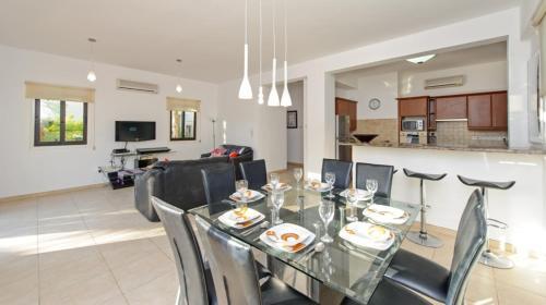 Протарас: Imagine Your Family Renting a Luxury Holiday Villa Close To Protaras’ Main Attractions, Protaras Villa 1193