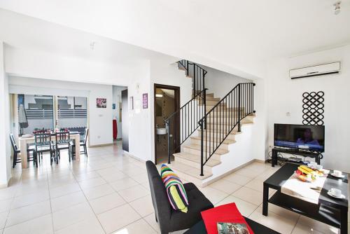 Протарас: Imagine Your Family Renting a Luxury Holiday Villa Close To Protaras’ Main Attractions, Protaras Villa 1291