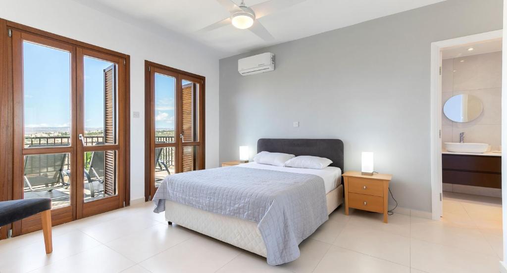 Куклия: Modern apartment NZ11 large balconies with Sea and Mountain Views