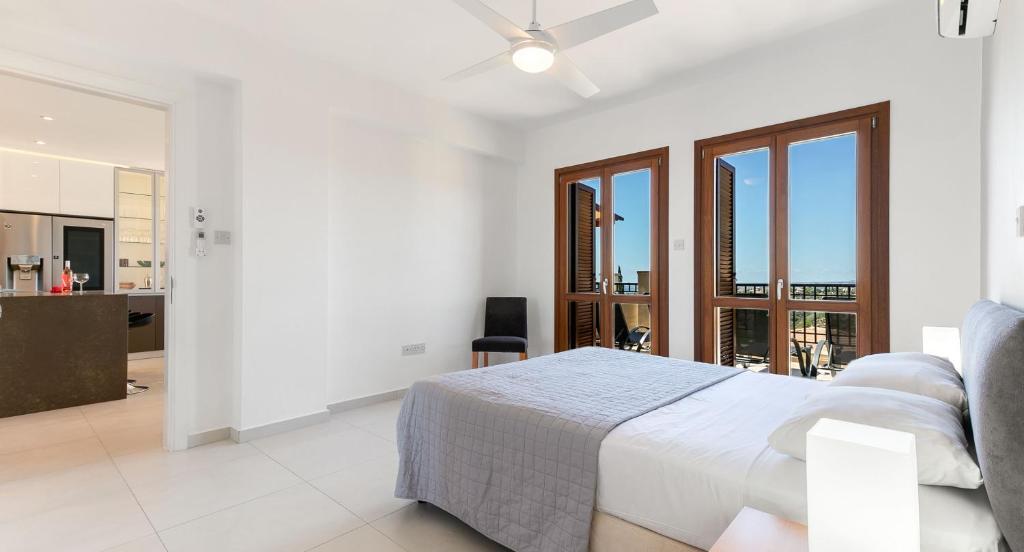 Куклия: Modern apartment NZ11 large balconies with Sea and Mountain Views