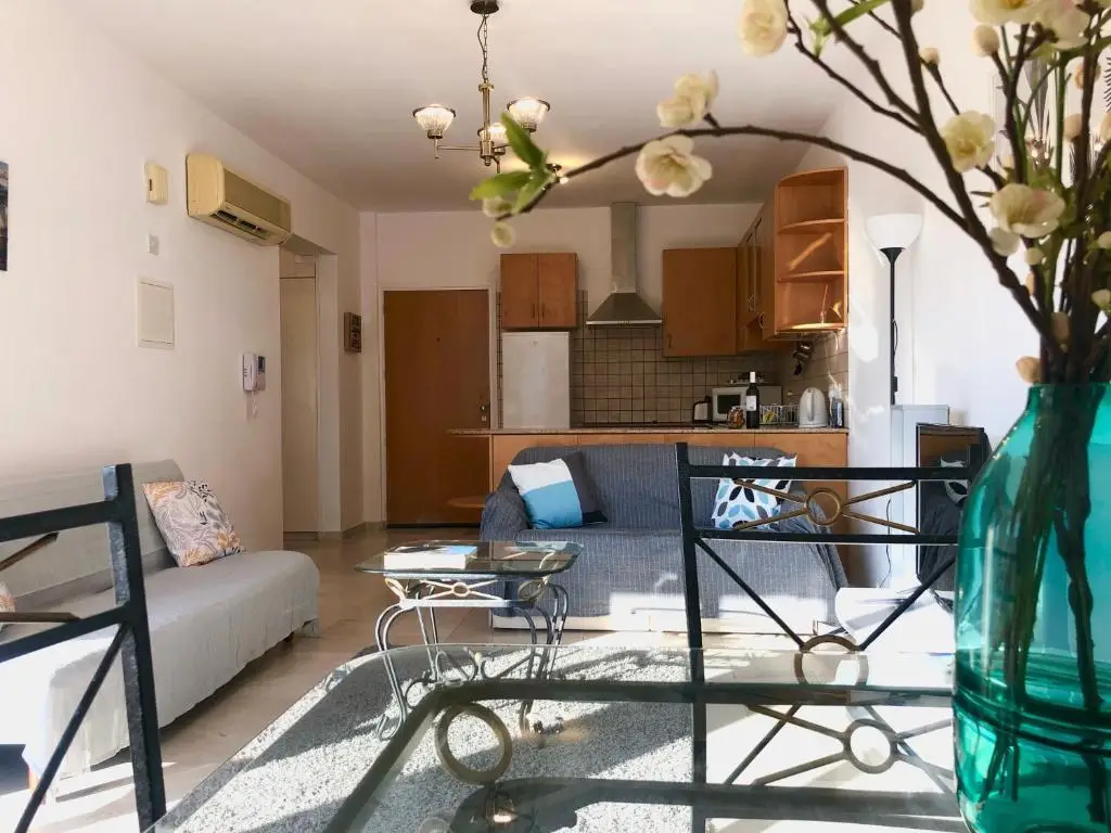 Лимассол: 1 bedroom flat, prime location near sea, sleeps 4