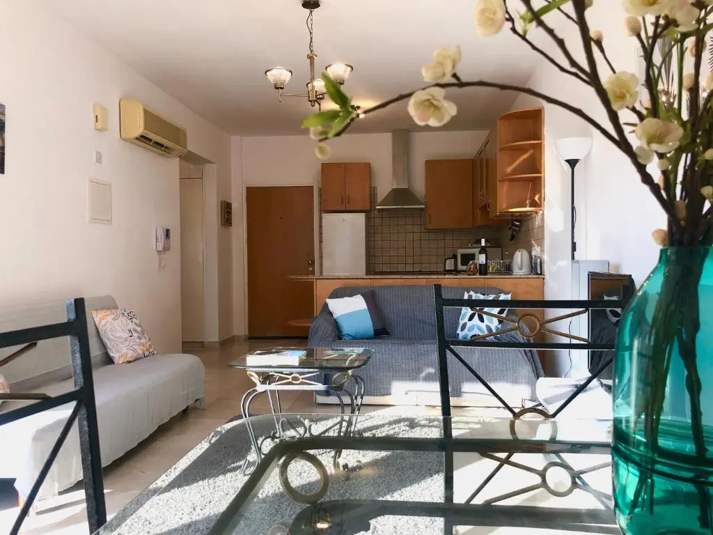 Лимассол: 1 bedroom flat, prime location near sea, sleeps 4