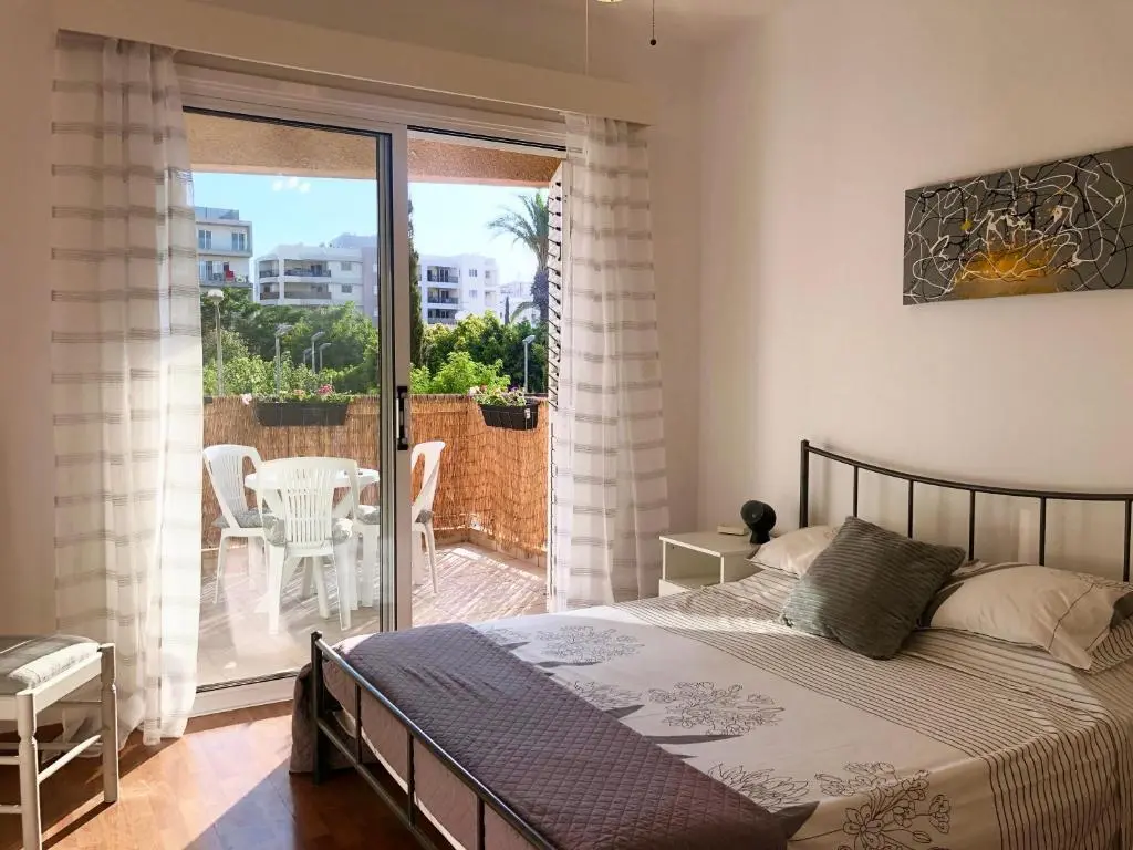 Лимассол: 1 bedroom flat, prime location near sea, sleeps 4