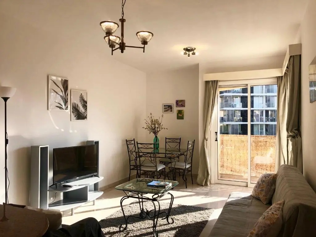 Лимассол: 1 bedroom flat, prime location near sea, sleeps 4